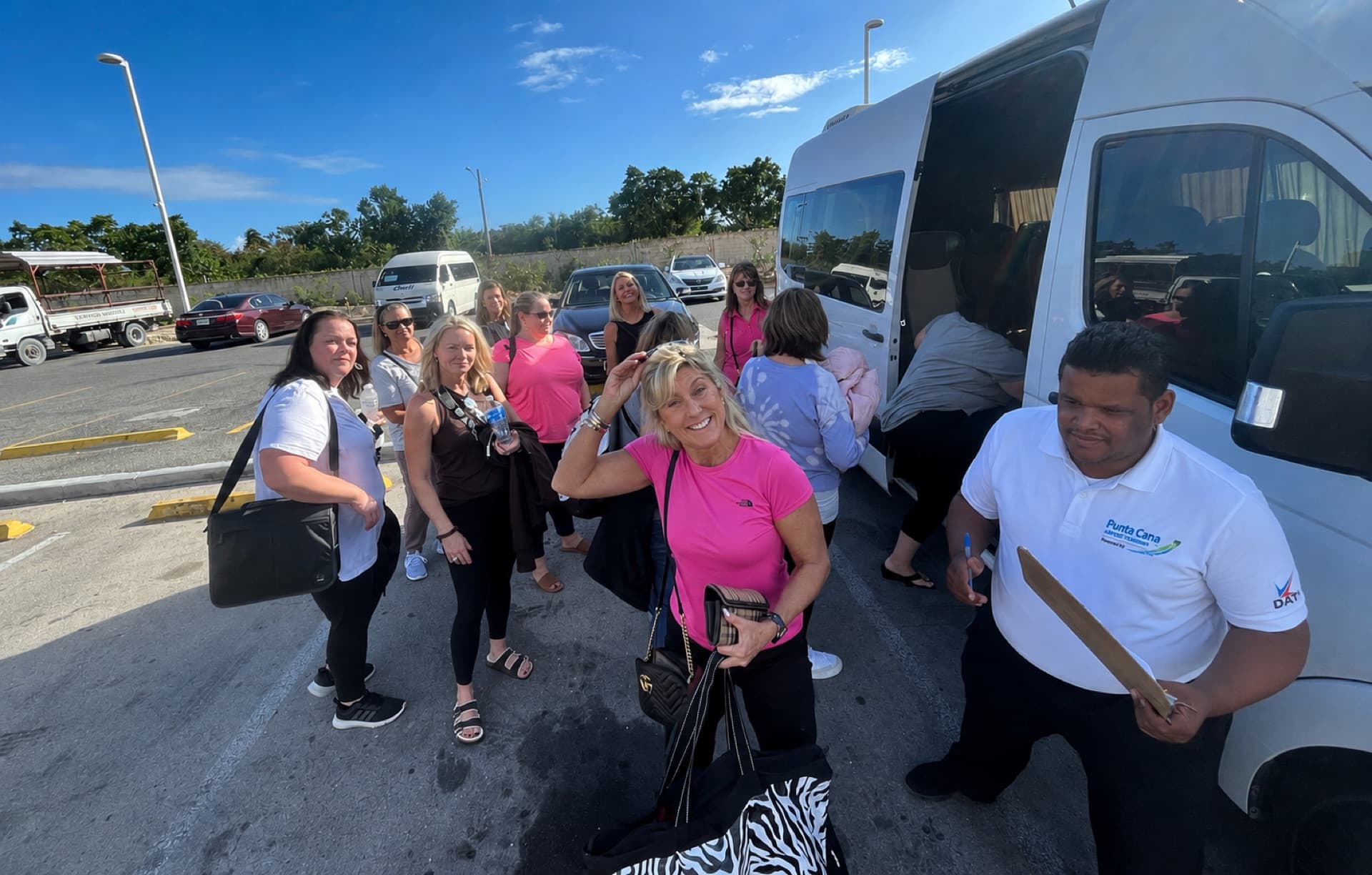 Viajantes embarcando em uma van da Punta Cana Airport Transfers na saída do aeroporto