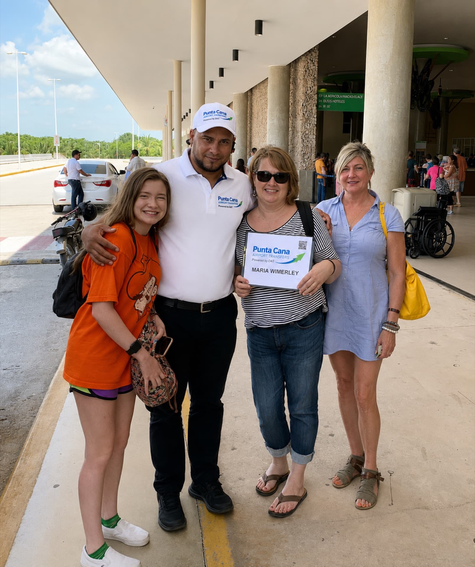 Um motorista da Punta Cana Airport Transfers recebendo uma família na chegada ao aeroporto