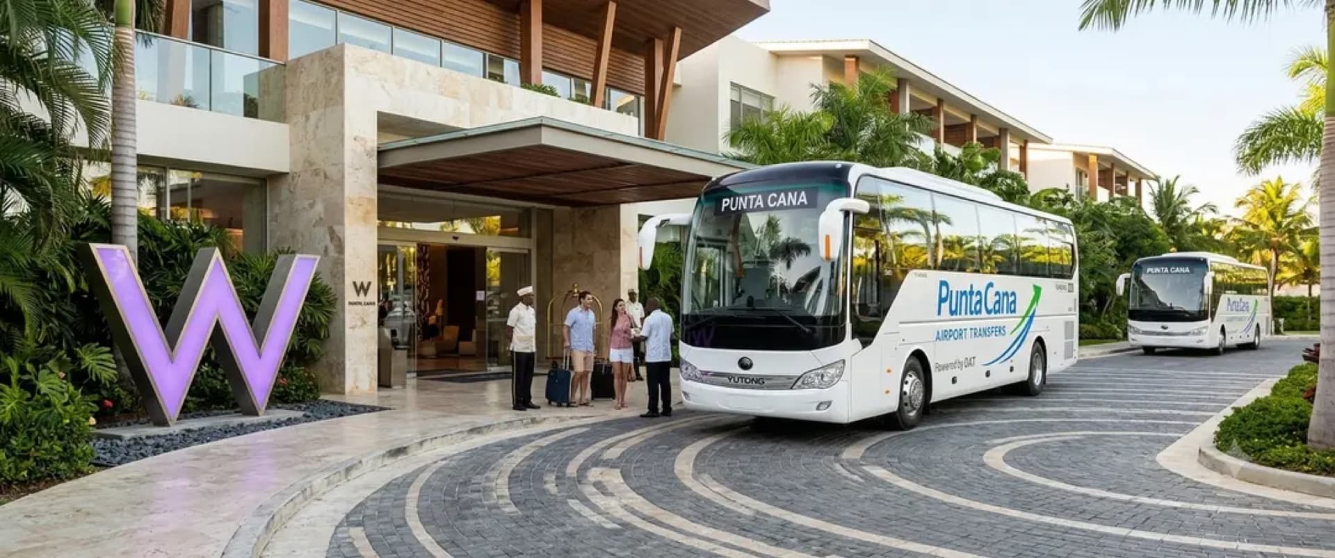 Ônibus da Punta Cana Airport Transfers estacionados na entrada do resort W Punta Cana